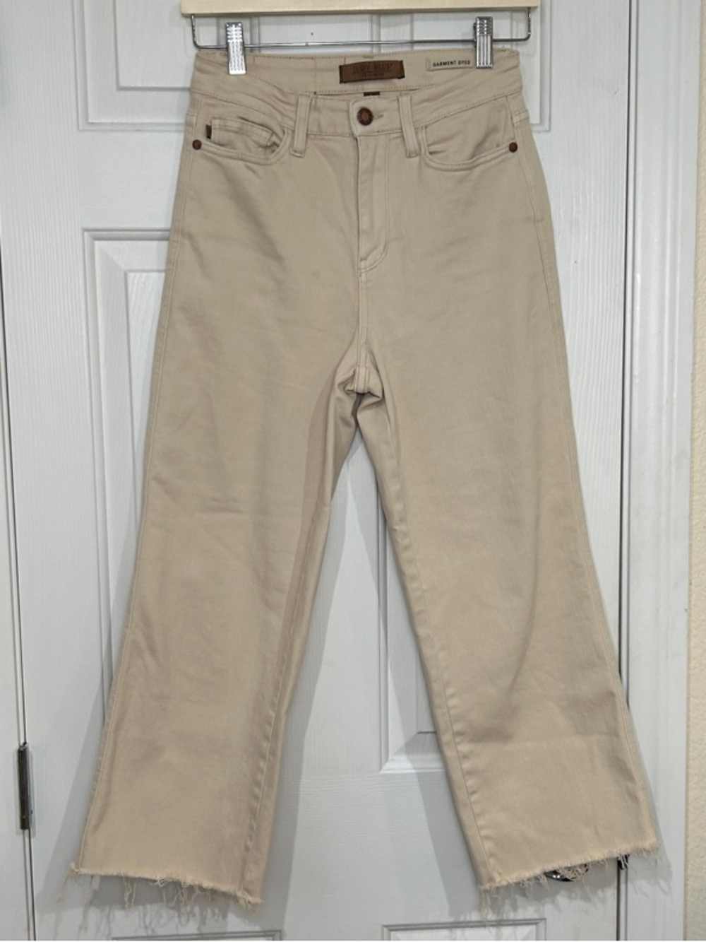 Judy Blue Garment Dyed Cream Beige Raw Hem Crop Jeans / Size 3 (26) - Picture 2 of 13